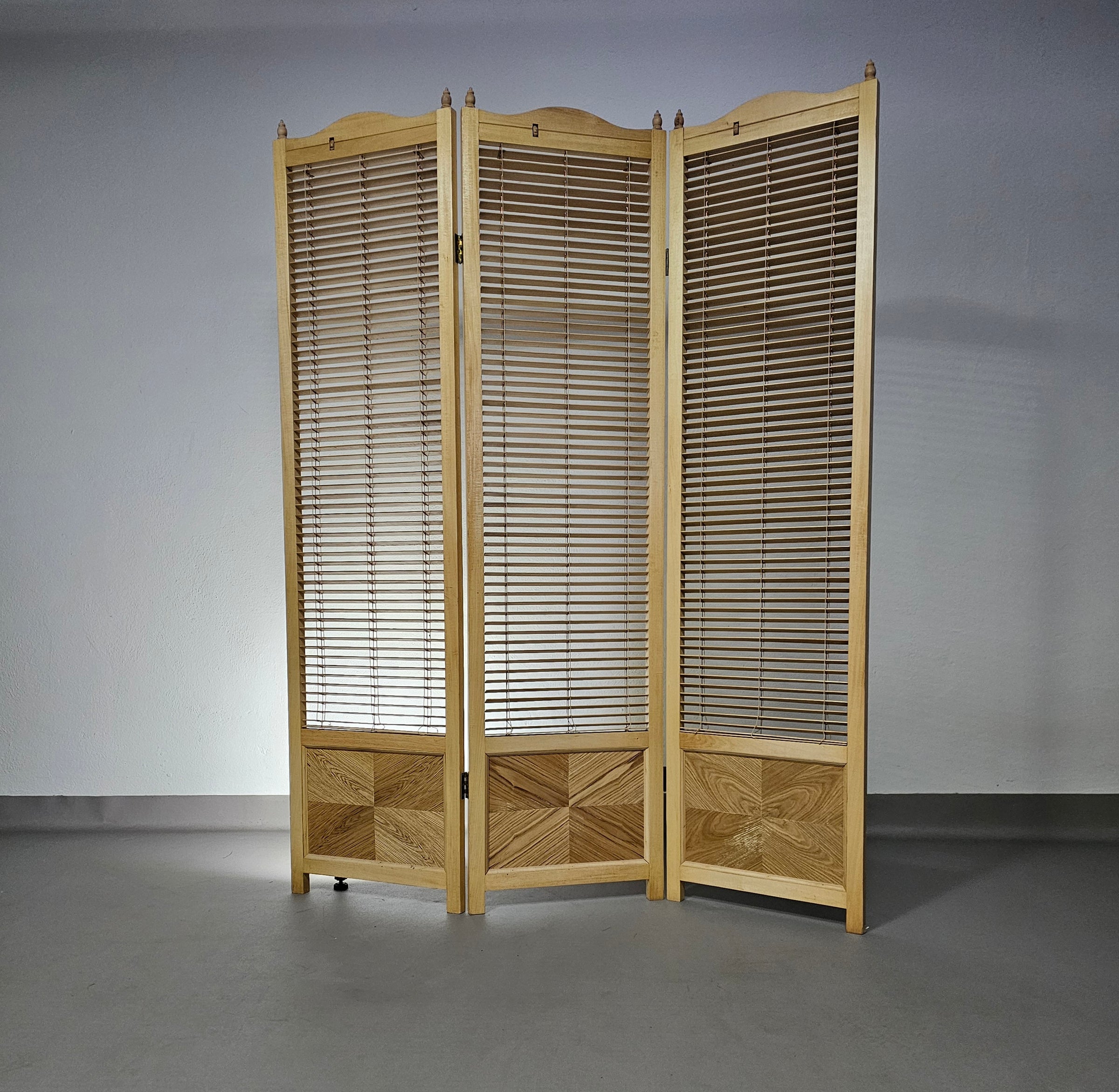 Kamerverdeler
 Frans blond beukenhouten lamellenscherm, kamerverdeler, jaren 60

 Breedte 155

 Hoogte 185 cm