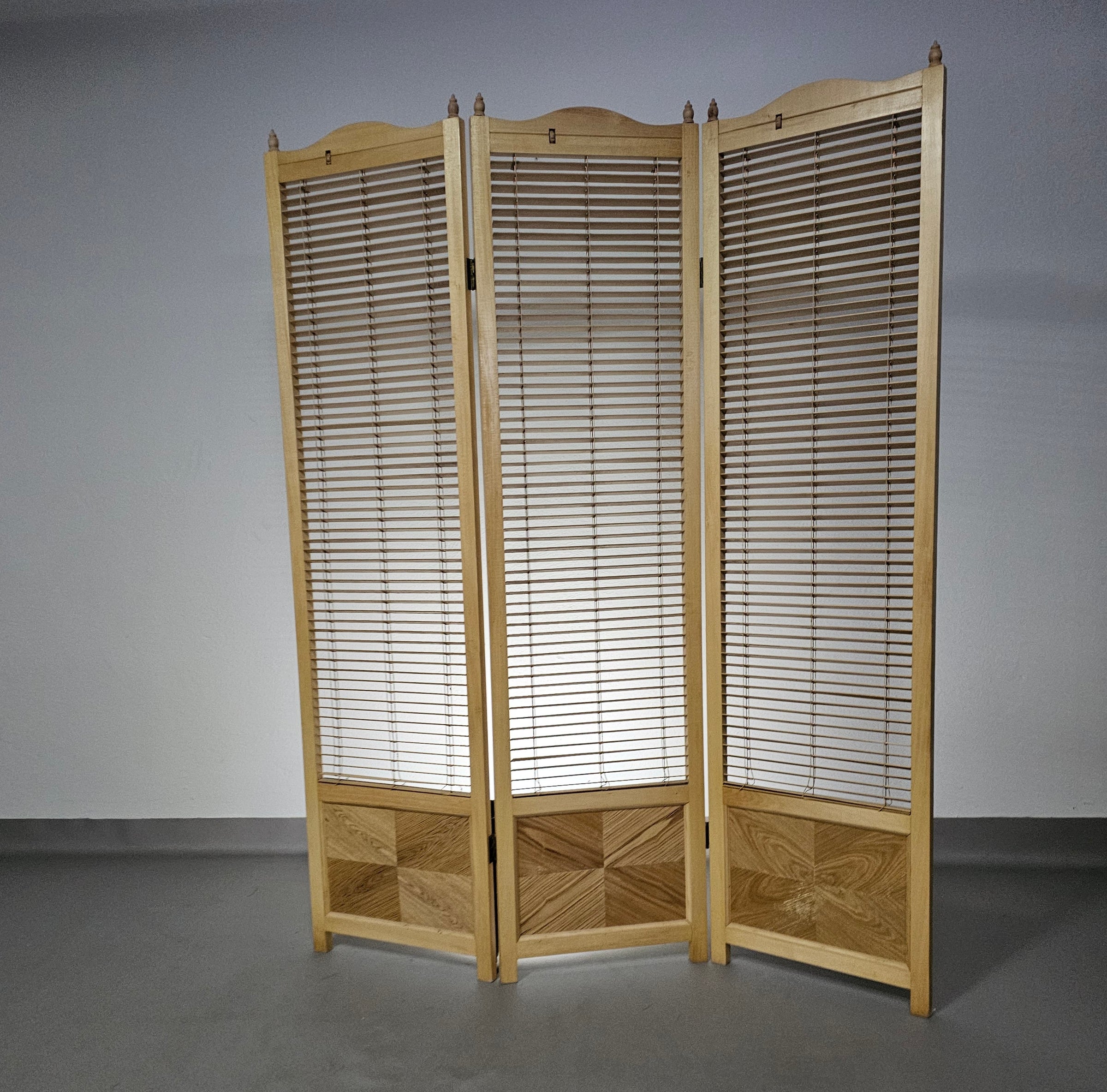 Kamerverdeler
 Frans blond beukenhouten lamellenscherm, kamerverdeler, jaren 60

 Breedte 155

 Hoogte 185 cm