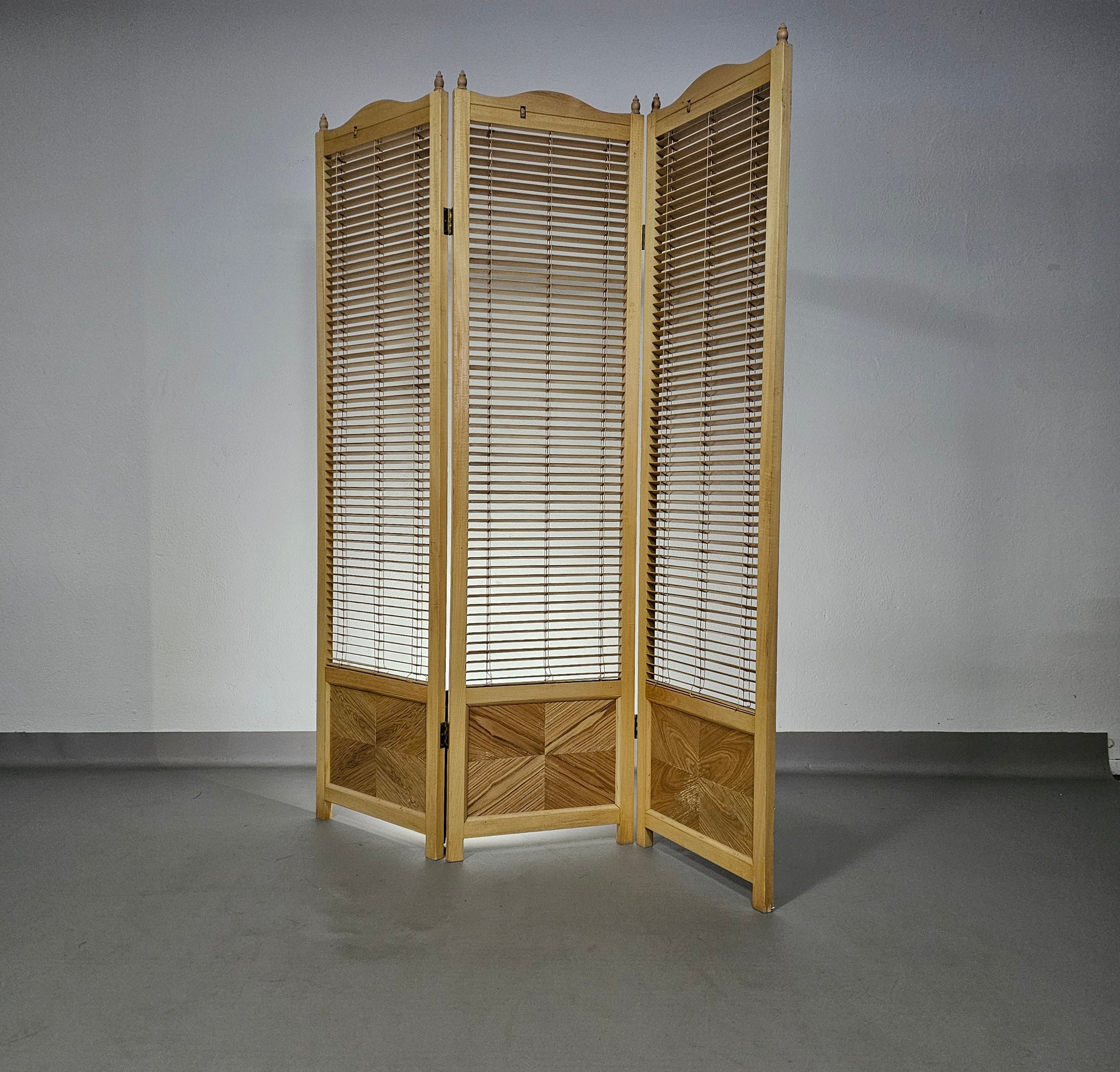 Kamerverdeler
 Frans blond beukenhouten lamellenscherm, kamerverdeler, jaren 60

 Breedte 155

 Hoogte 185 cm