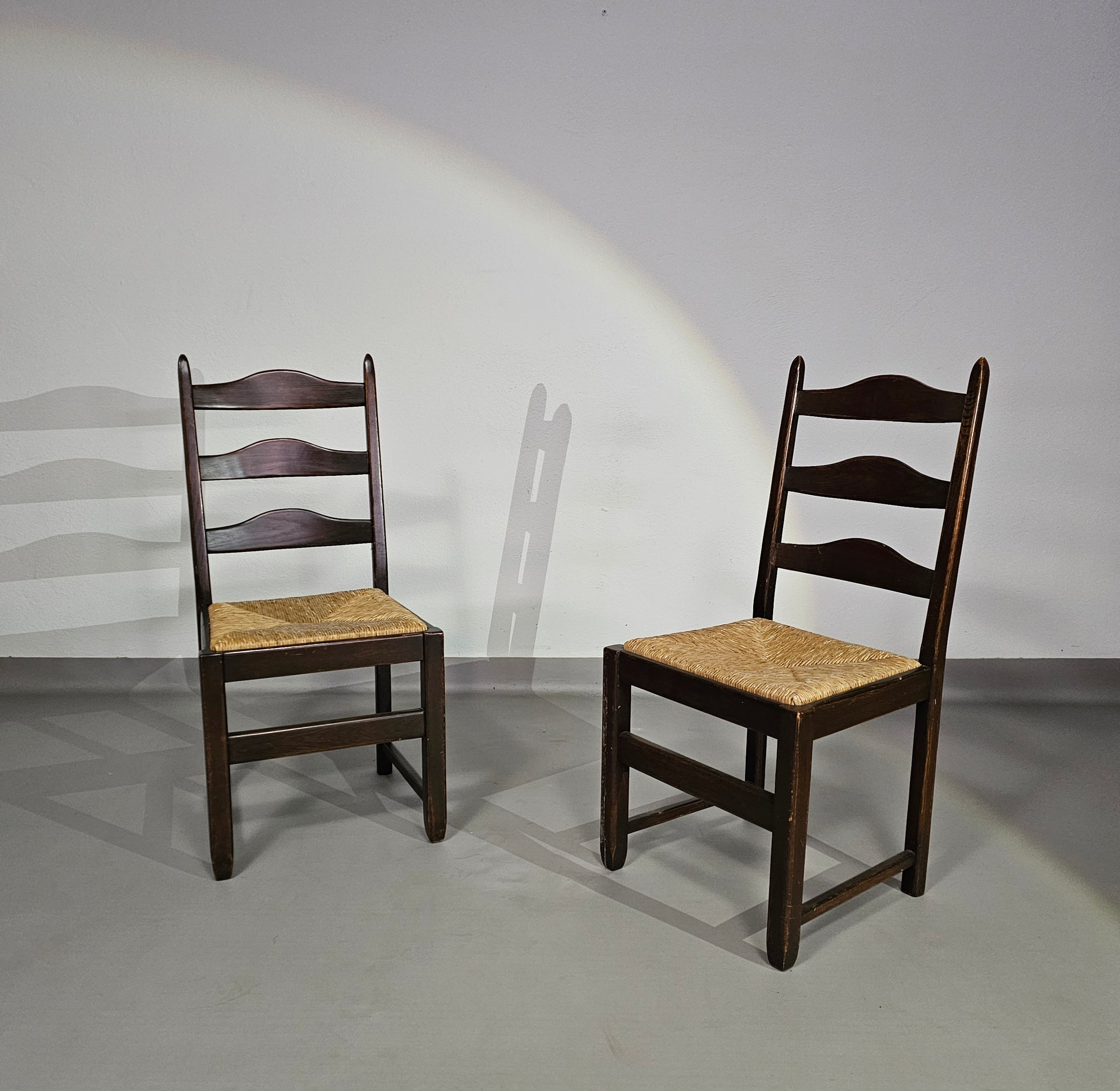 Set van 2 eikenhouten, rustieke, landelijke eetkamerstoelen met ladderrug en biezen zittingen