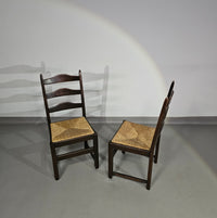 Set van 2 eikenhouten, rustieke, landelijke eetkamerstoelen met ladderrug en biezen zittingen