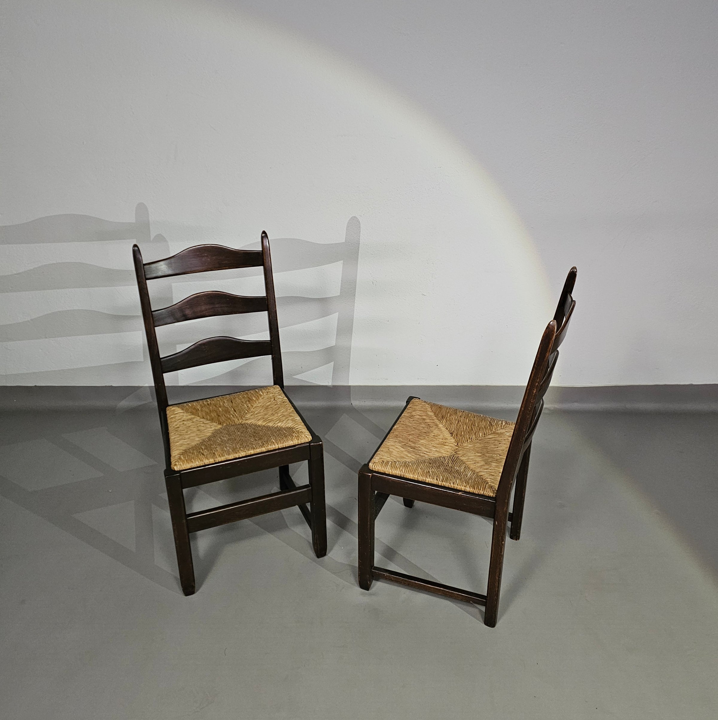 Set van 2 eikenhouten, rustieke, landelijke eetkamerstoelen met ladderrug en biezen zittingen