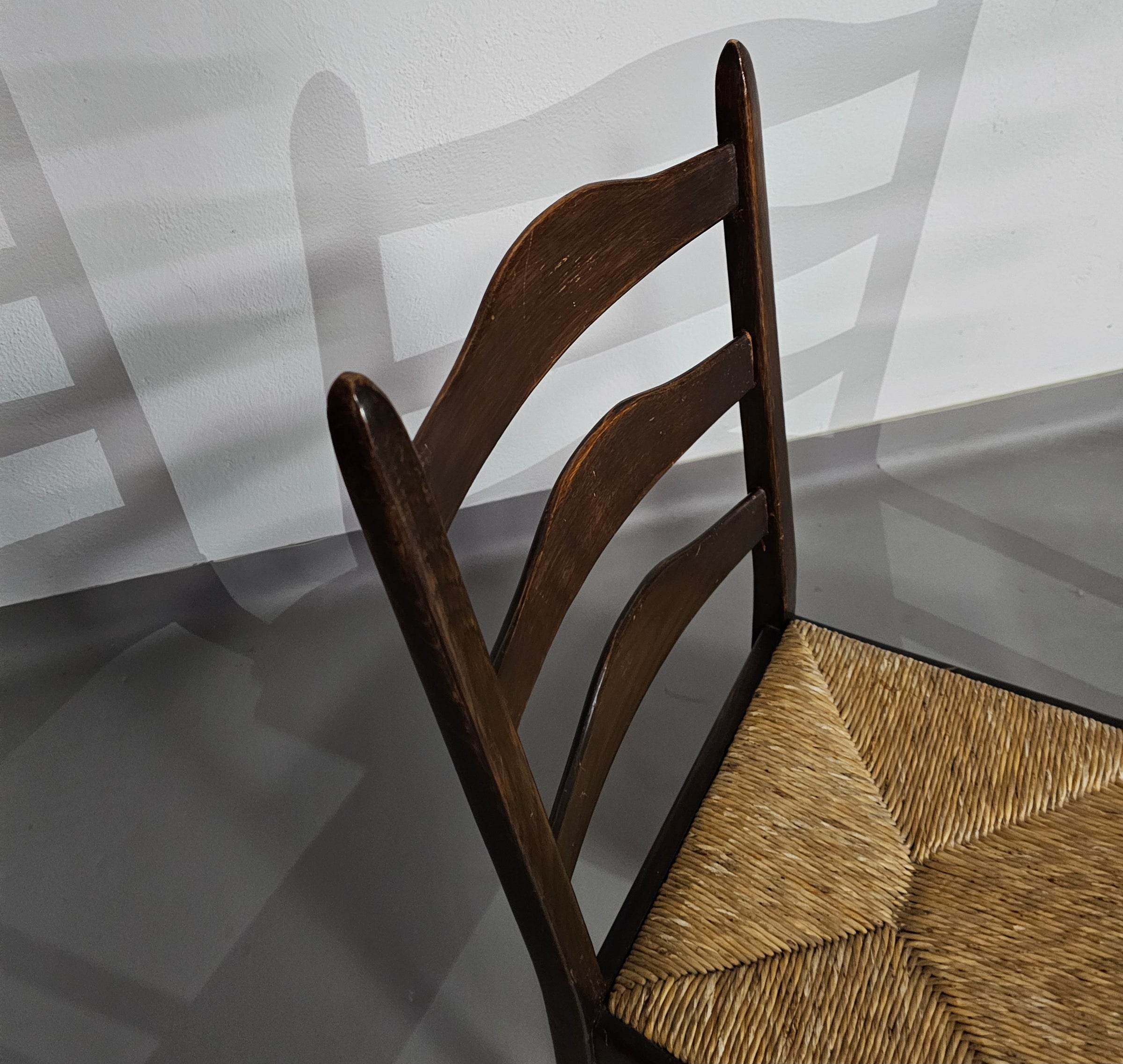 Set van 2 eikenhouten, rustieke, landelijke eetkamerstoelen met ladderrug en biezen zittingen