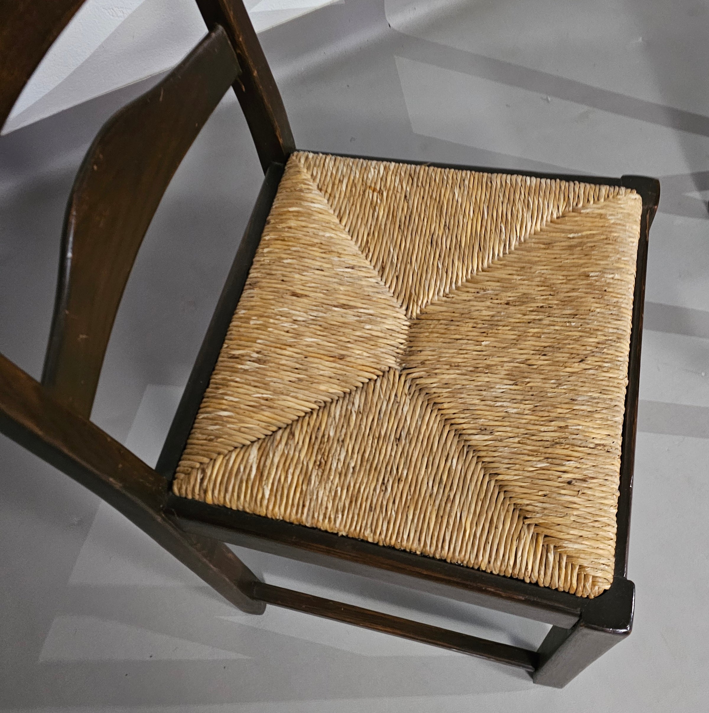 Set van 2 eikenhouten, rustieke, landelijke eetkamerstoelen met ladderrug en biezen zittingen