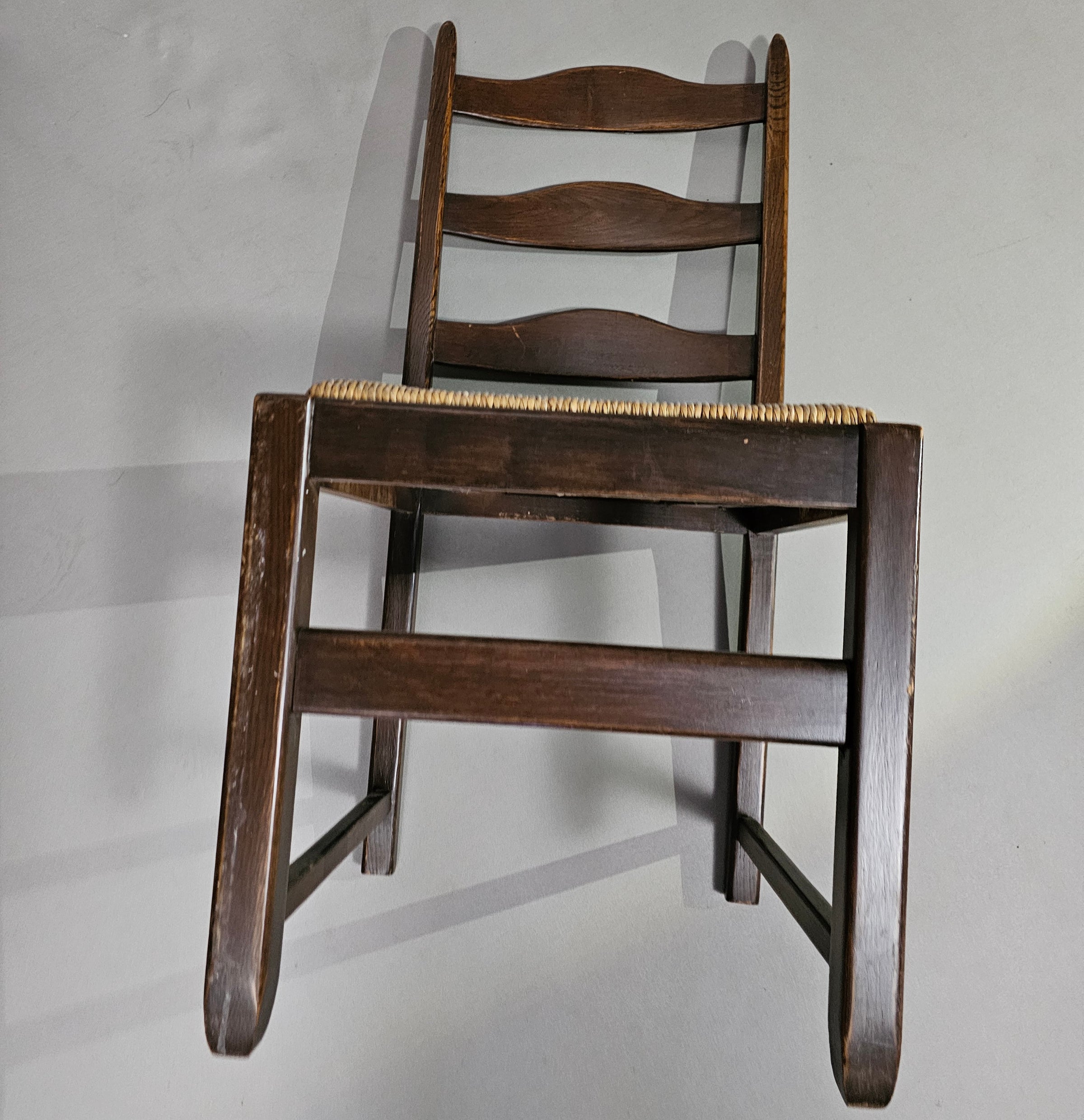Set van 2 eikenhouten, rustieke, landelijke eetkamerstoelen met ladderrug en biezen zittingen