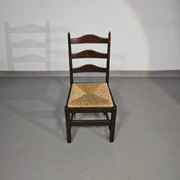 Set van 2 eikenhouten, rustieke, landelijke eetkamerstoelen met ladderrug en biezen zittingen