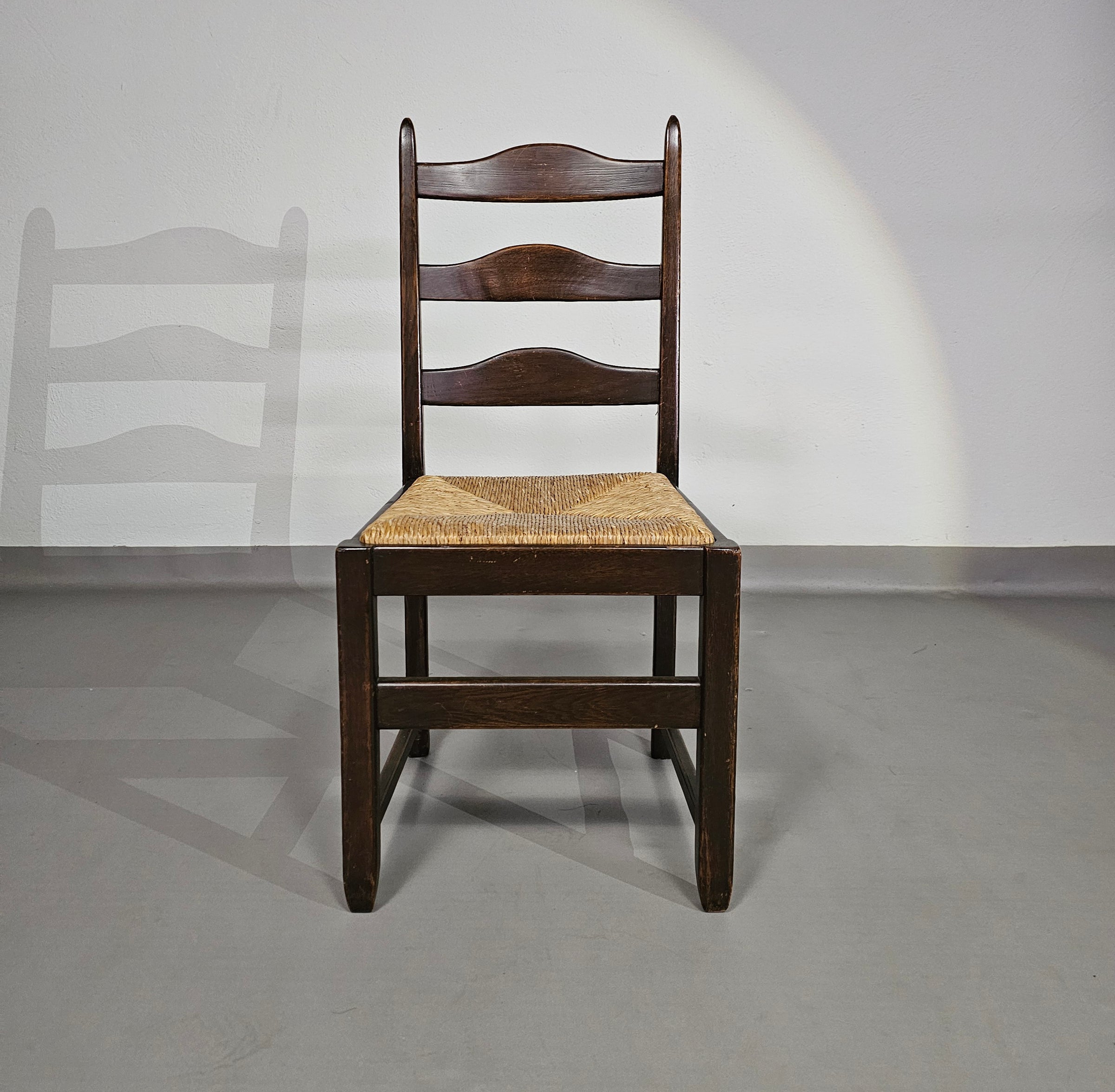 Set van 2 eikenhouten, rustieke, landelijke eetkamerstoelen met ladderrug en biezen zittingen