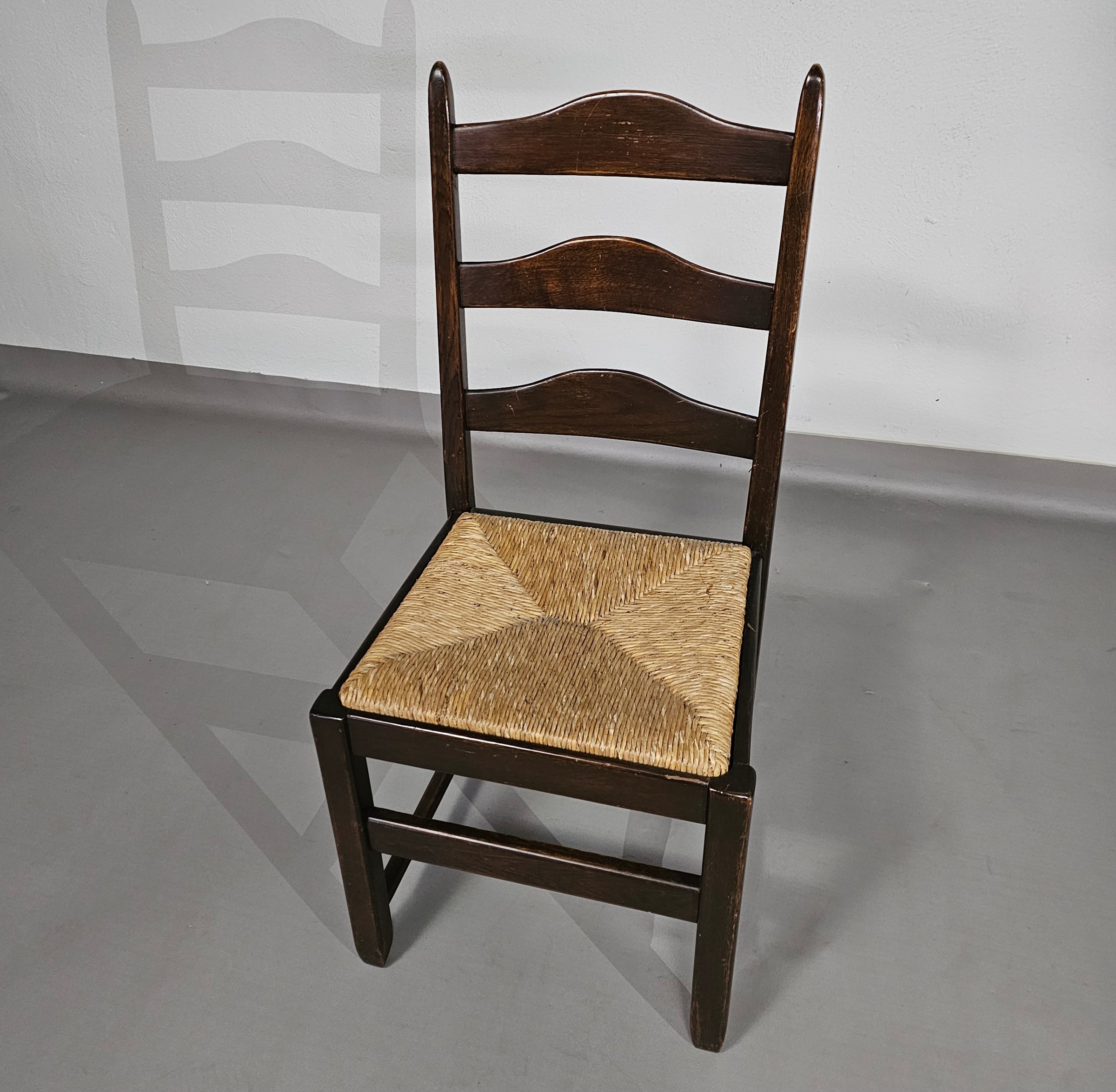 Set van 2 eikenhouten, rustieke, landelijke eetkamerstoelen met ladderrug en biezen zittingen