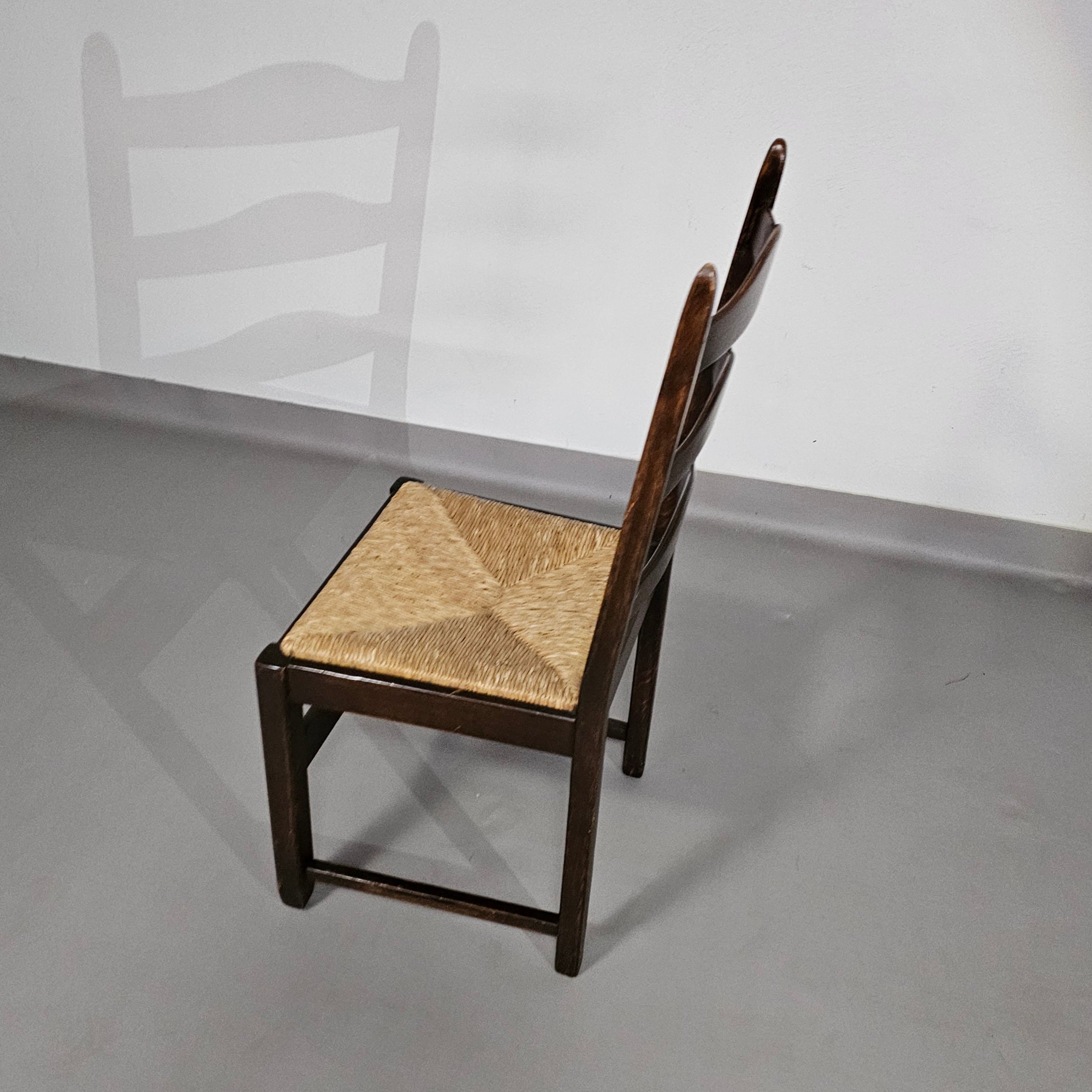 Set van 2 eikenhouten, rustieke, landelijke eetkamerstoelen met ladderrug en biezen zittingen