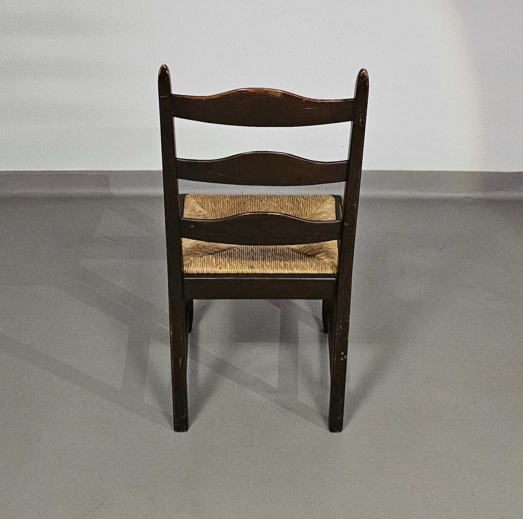 Set van 2 eikenhouten, rustieke, landelijke eetkamerstoelen met ladderrug en biezen zittingen