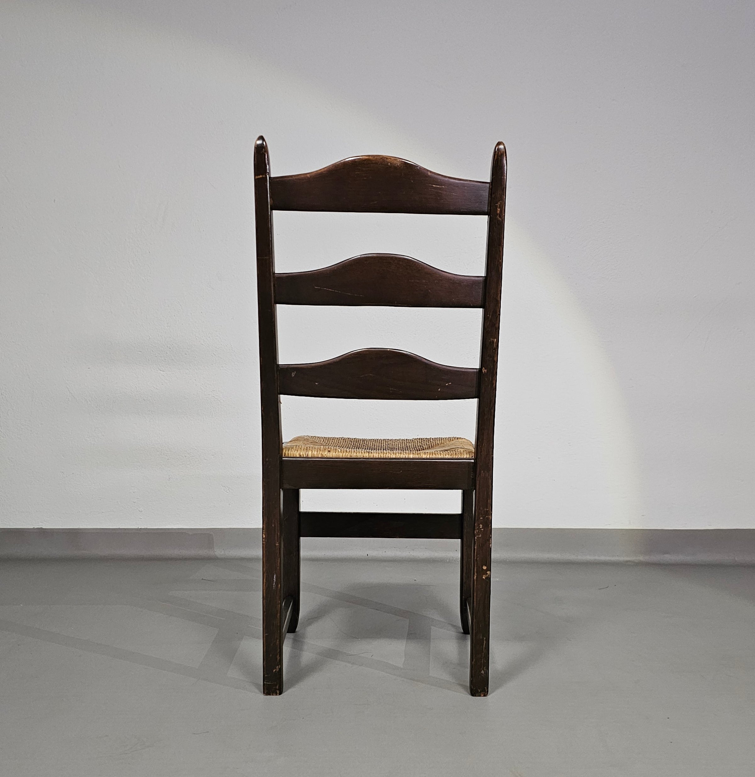 Set van 2 eikenhouten, rustieke, landelijke eetkamerstoelen met ladderrug en biezen zittingen