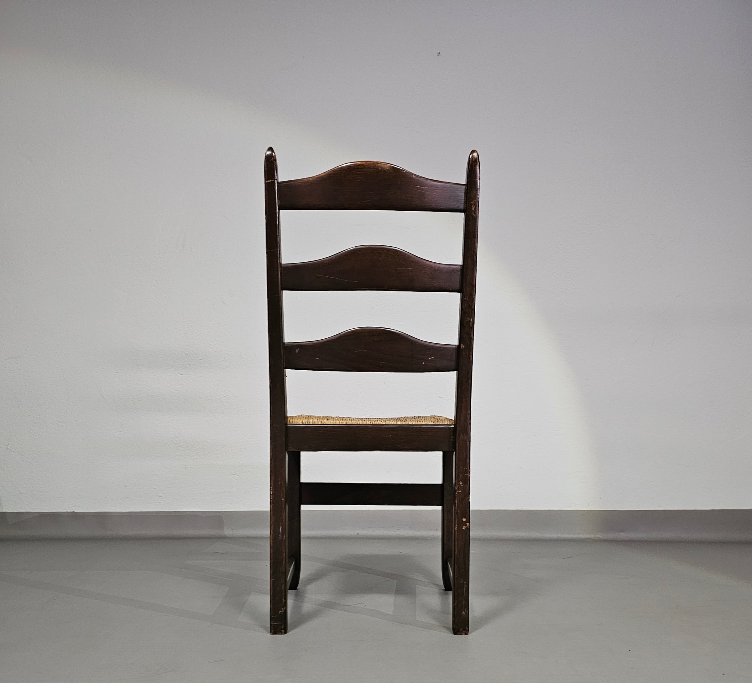 Set van 2 eikenhouten, rustieke, landelijke eetkamerstoelen met ladderrug en biezen zittingen