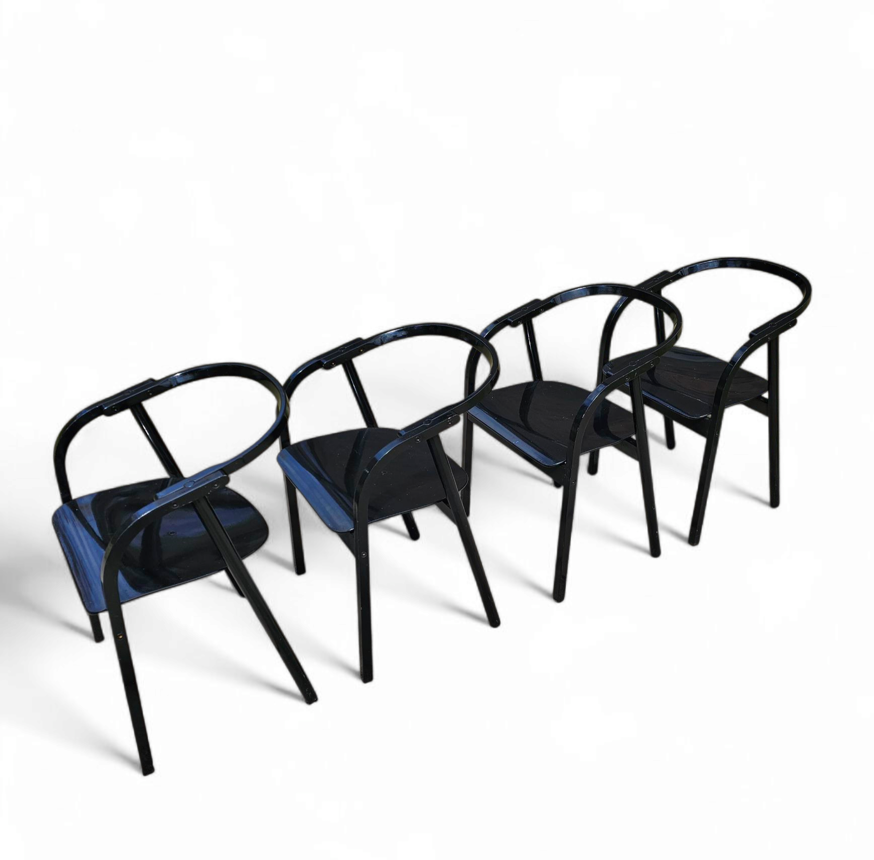 Zeldzame stoel 'Otto' voor Ibis, ontworpen door Werther Toffoloni. Voor dit ontwerp werd in 1981 een Compasso d'Oro toegekend. De stoel is zeer licht en heeft een super patina.