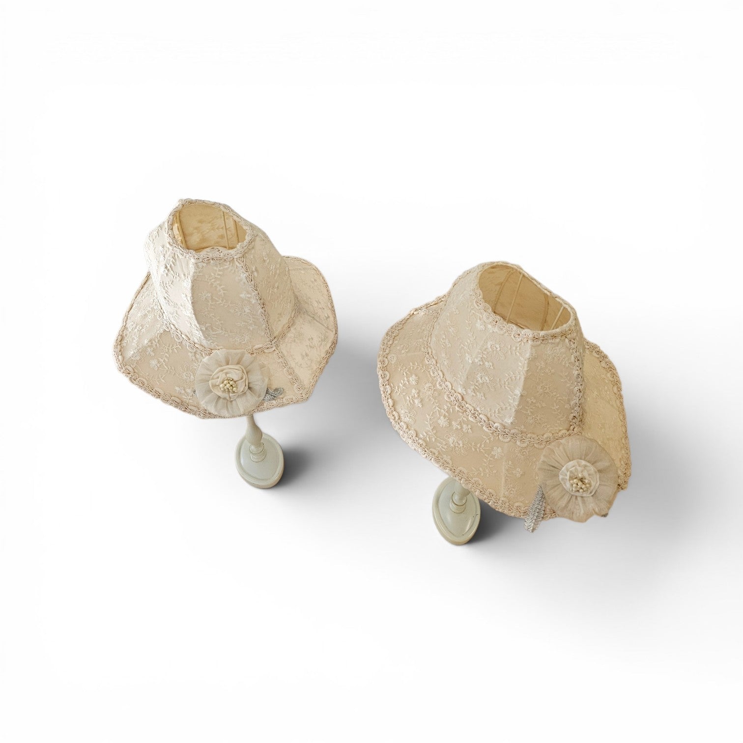 2 x Baroque lamp with unique hat-like shape and is crafted from lace / adorned with a large flower