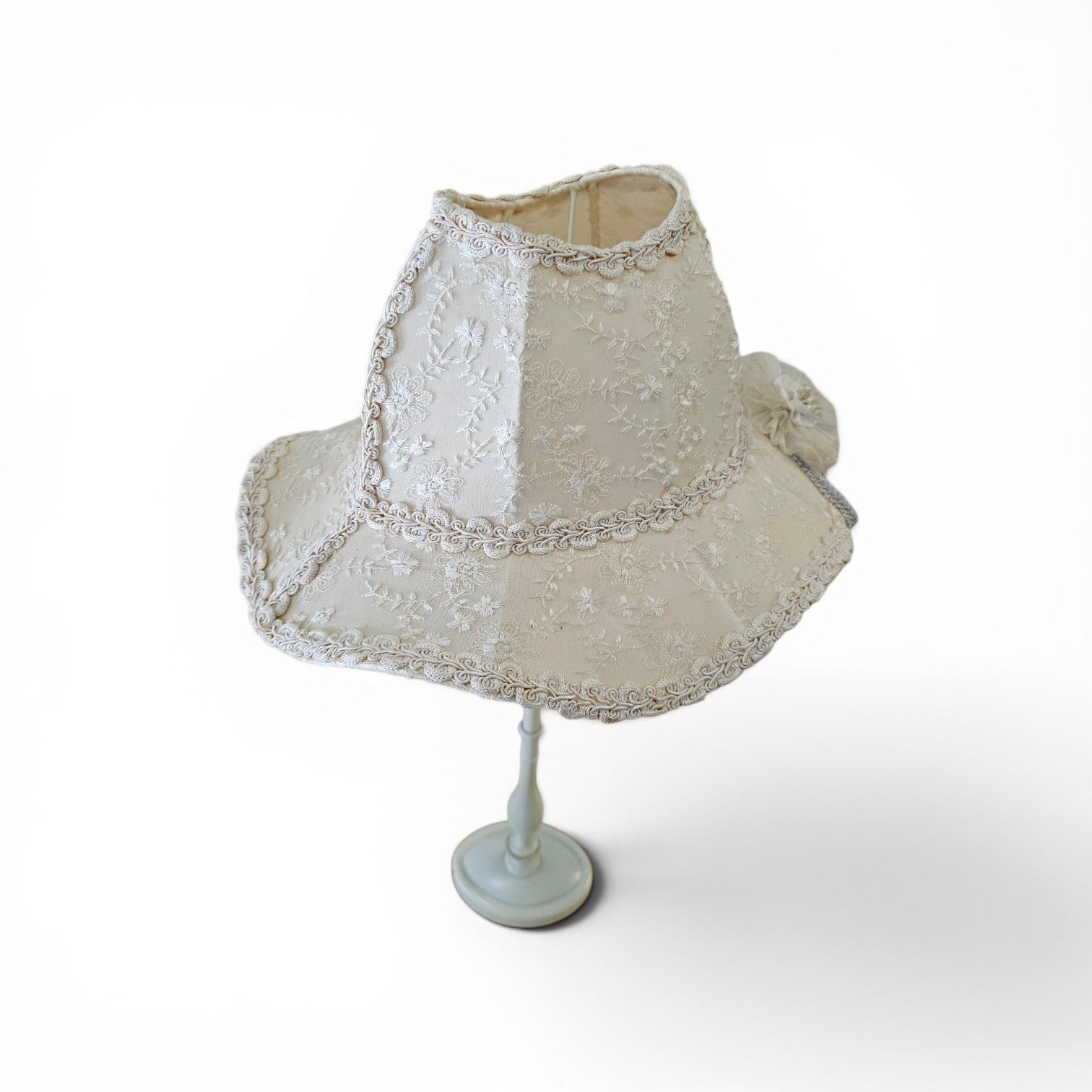 2 x Baroque lamp with unique hat-like shape and is crafted from lace / adorned with a large flower
