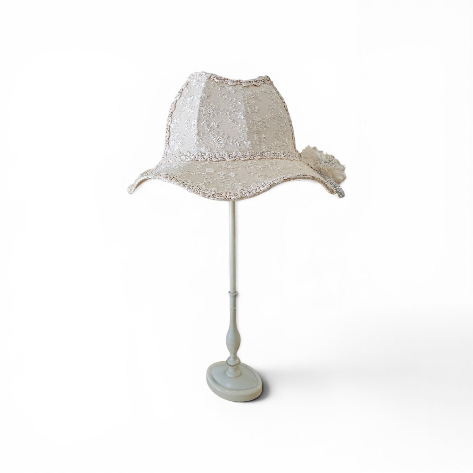 2 x Baroque lamp with unique hat-like shape and is crafted from lace / adorned with a large flower