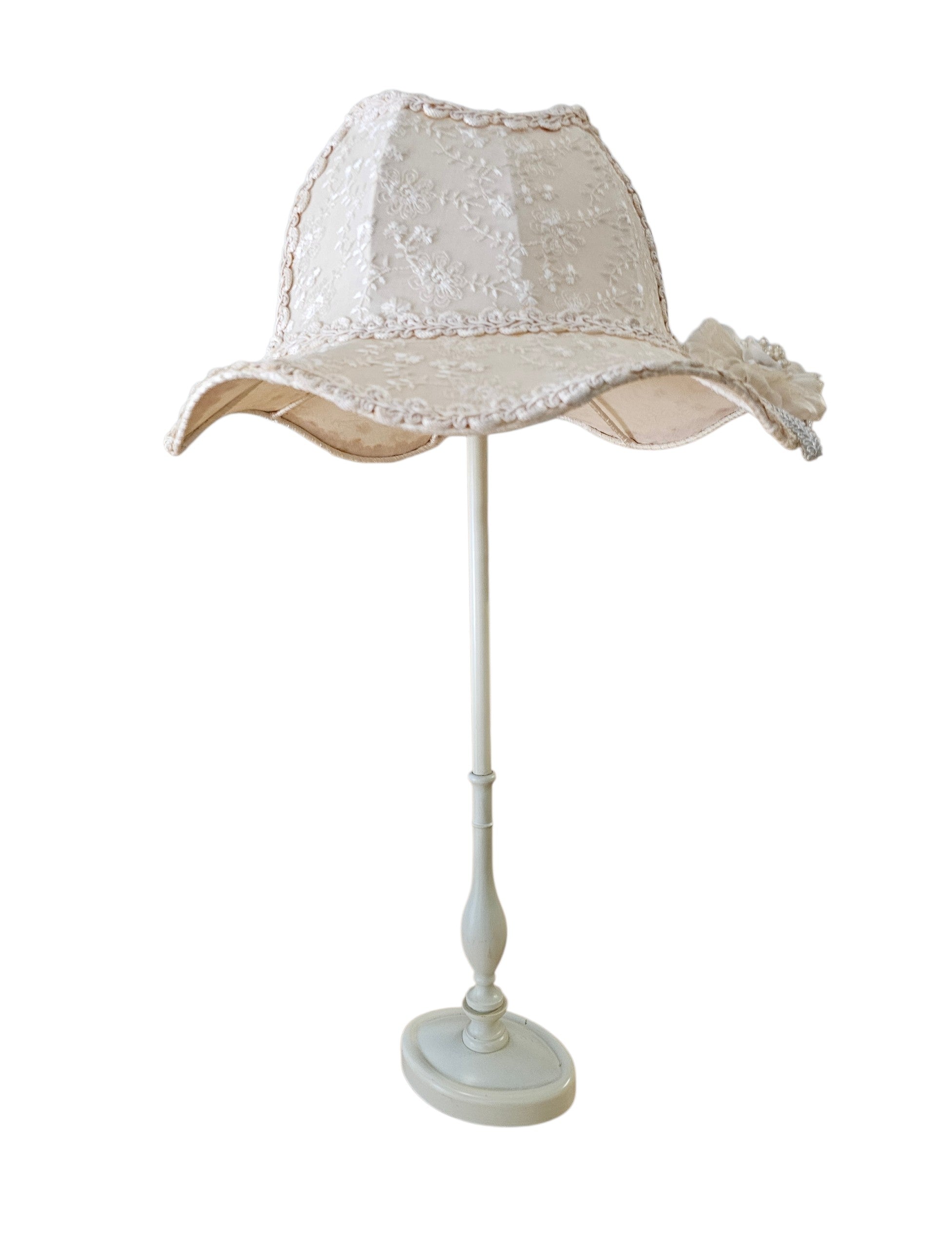 2 x Baroque lamp with unique hat-like shape and is crafted from lace / adorned with a large flower