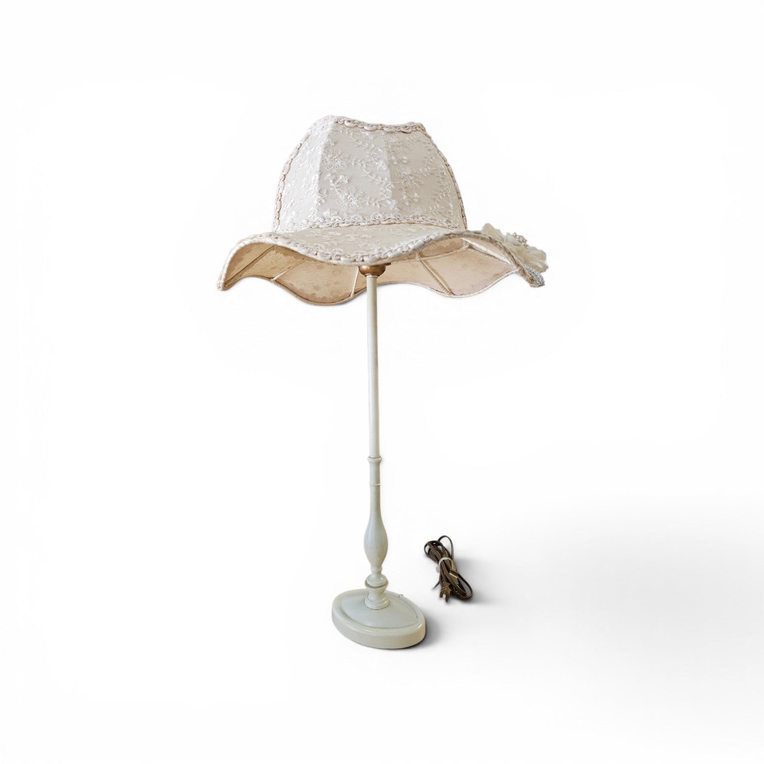 2 x Baroque lamp with unique hat-like shape and is crafted from lace / adorned with a large flower