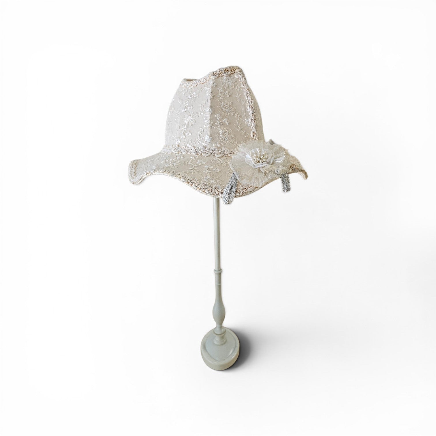2 x Baroque lamp with unique hat-like shape and is crafted from lace / adorned with a large flower