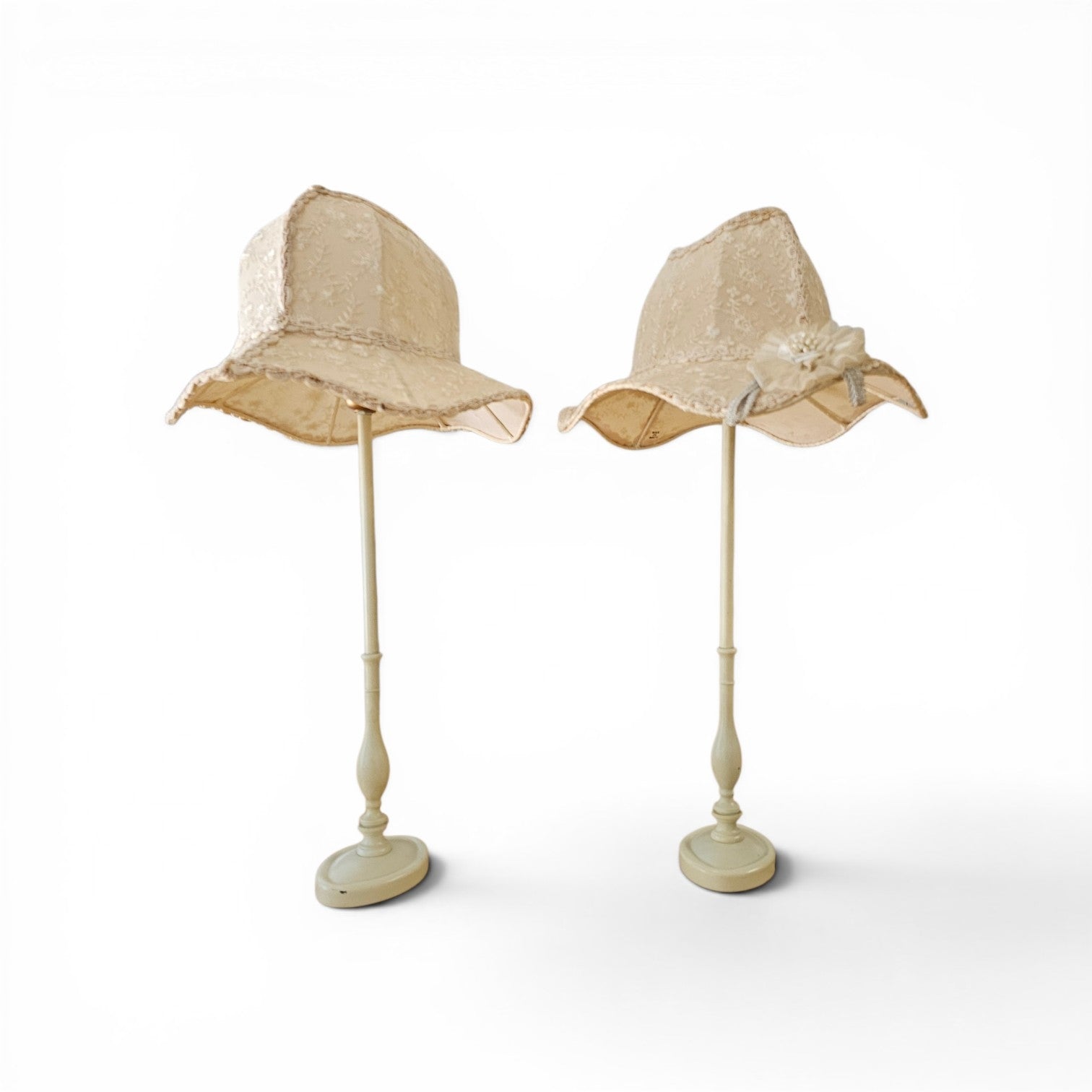 2 x Baroque lamp with unique hat-like shape and is crafted from lace / adorned with a large flower