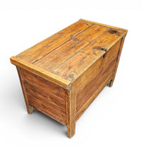 Old blanket chest / storage thrunk / pine wood