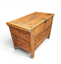 Old blanket chest / storage thrunk / pine wood