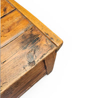 Old blanket chest / storage thrunk / pine wood