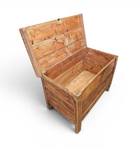 Old blanket chest / storage thrunk / pine wood