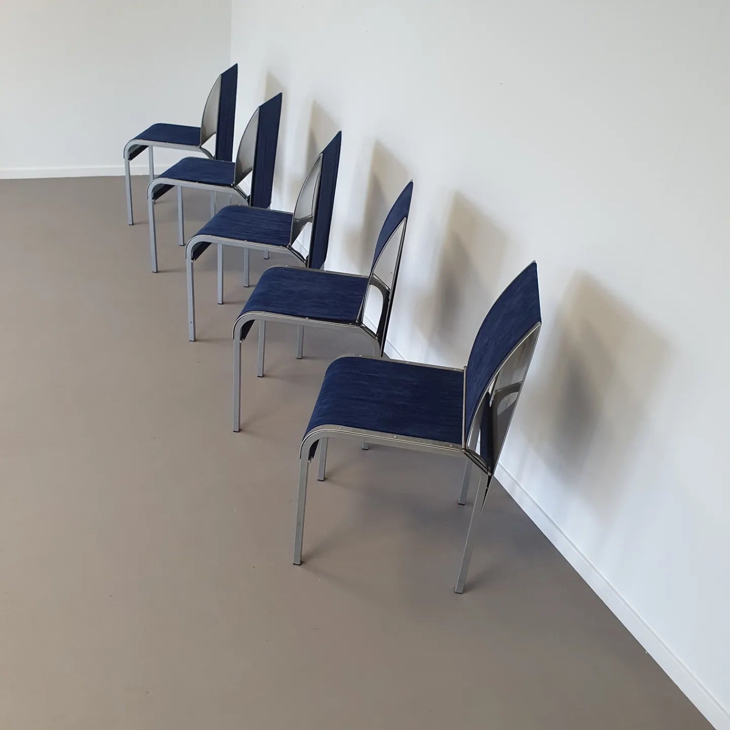 Set van 5 vintage gebogen aluminium eetkamerstoelen met 5 blauwe / 5 groene hoezen. Zeer goede staat / België 1980