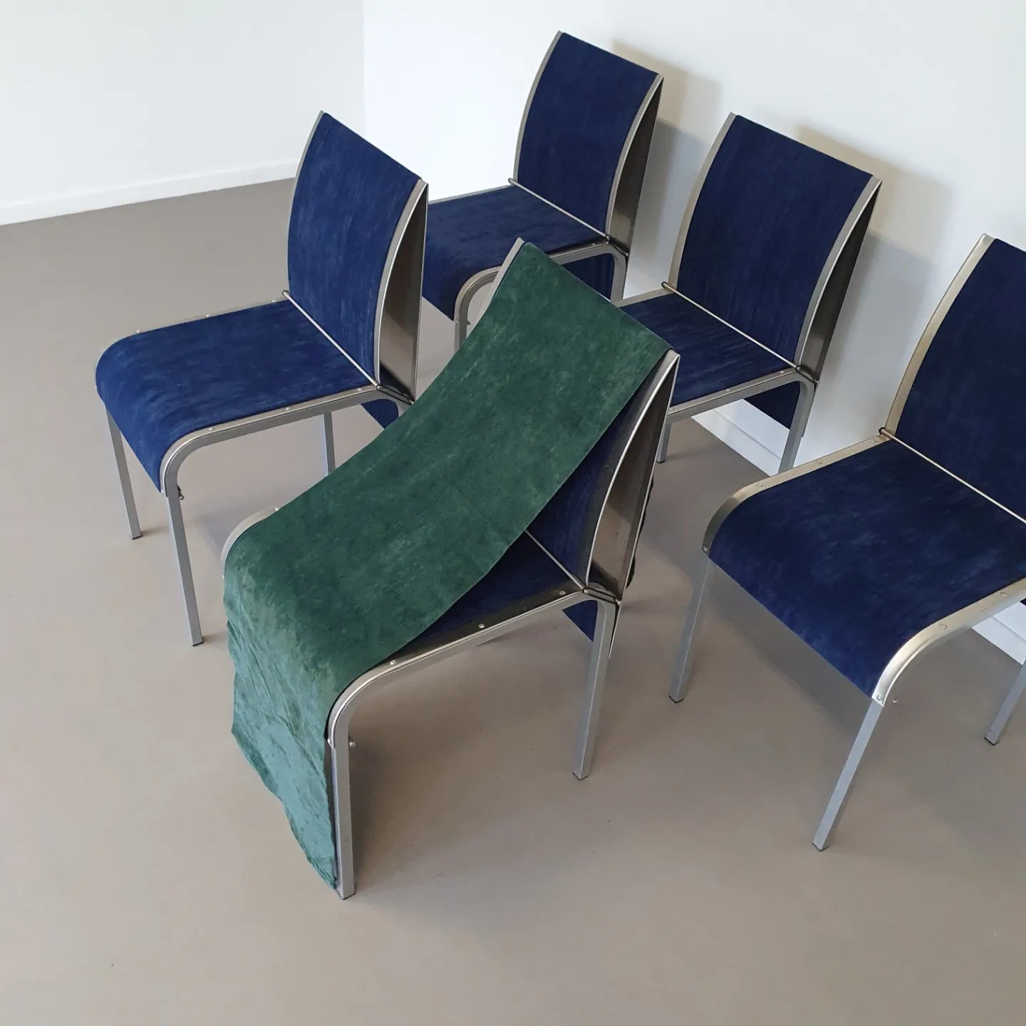 Set van 5 vintage gebogen aluminium eetkamerstoelen met 5 blauwe / 5 groene hoezen. Zeer goede staat / België 1980
