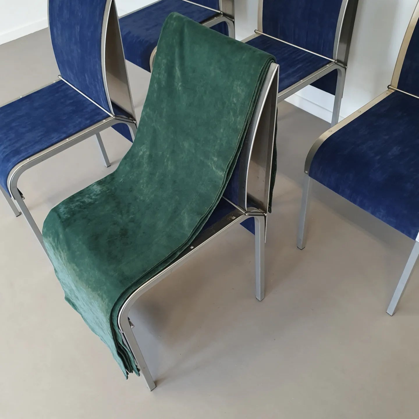 Set van 5 vintage gebogen aluminium eetkamerstoelen met 5 blauwe / 5 groene hoezen. Zeer goede staat / België 1980