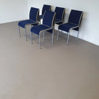 Set van 5 vintage gebogen aluminium eetkamerstoelen met 5 blauwe / 5 groene hoezen. Zeer goede staat / België 1980