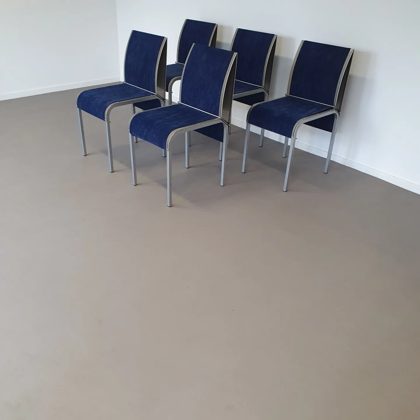 Set van 5 vintage gebogen aluminium eetkamerstoelen met 5 blauwe / 5 groene hoezen. Zeer goede staat / België 1980