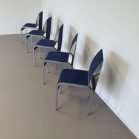 Set van 5 vintage gebogen aluminium eetkamerstoelen met 5 blauwe / 5 groene hoezen. Zeer goede staat / België 1980