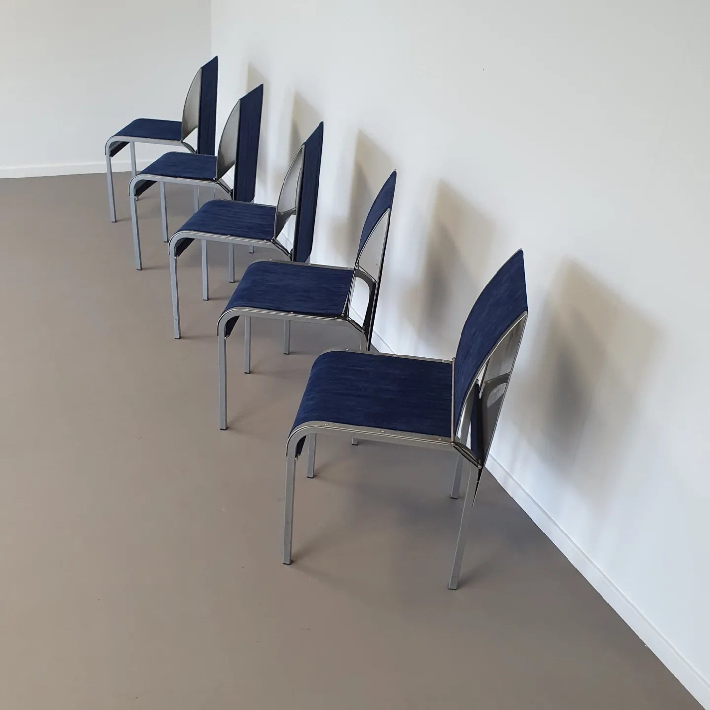 Set van 5 vintage gebogen aluminium eetkamerstoelen met 5 blauwe / 5 groene hoezen. Zeer goede staat / België 1980