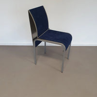 Set van 5 vintage gebogen aluminium eetkamerstoelen met 5 blauwe / 5 groene hoezen. Zeer goede staat / België 1980