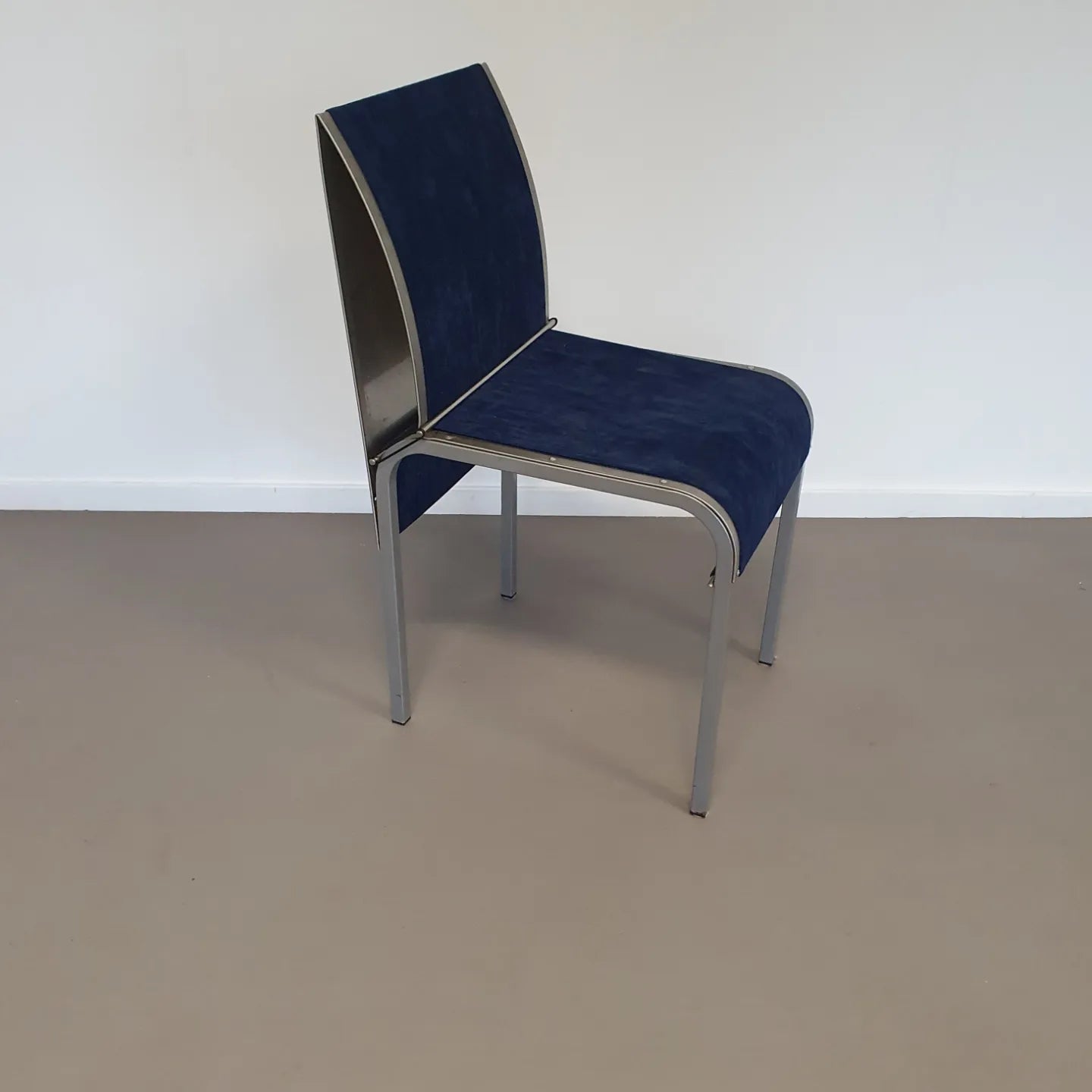 Set van 5 vintage gebogen aluminium eetkamerstoelen met 5 blauwe / 5 groene hoezen. Zeer goede staat / België 1980