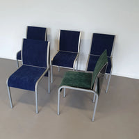 Set van 5 vintage gebogen aluminium eetkamerstoelen met 5 blauwe / 5 groene hoezen. Zeer goede staat / België 1980