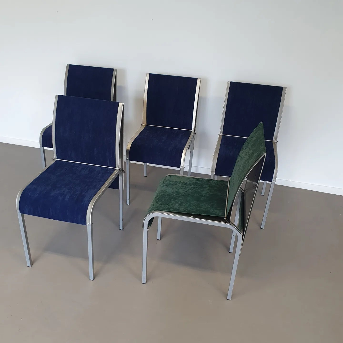 Set van 5 vintage gebogen aluminium eetkamerstoelen met 5 blauwe / 5 groene hoezen. Zeer goede staat / België 1980