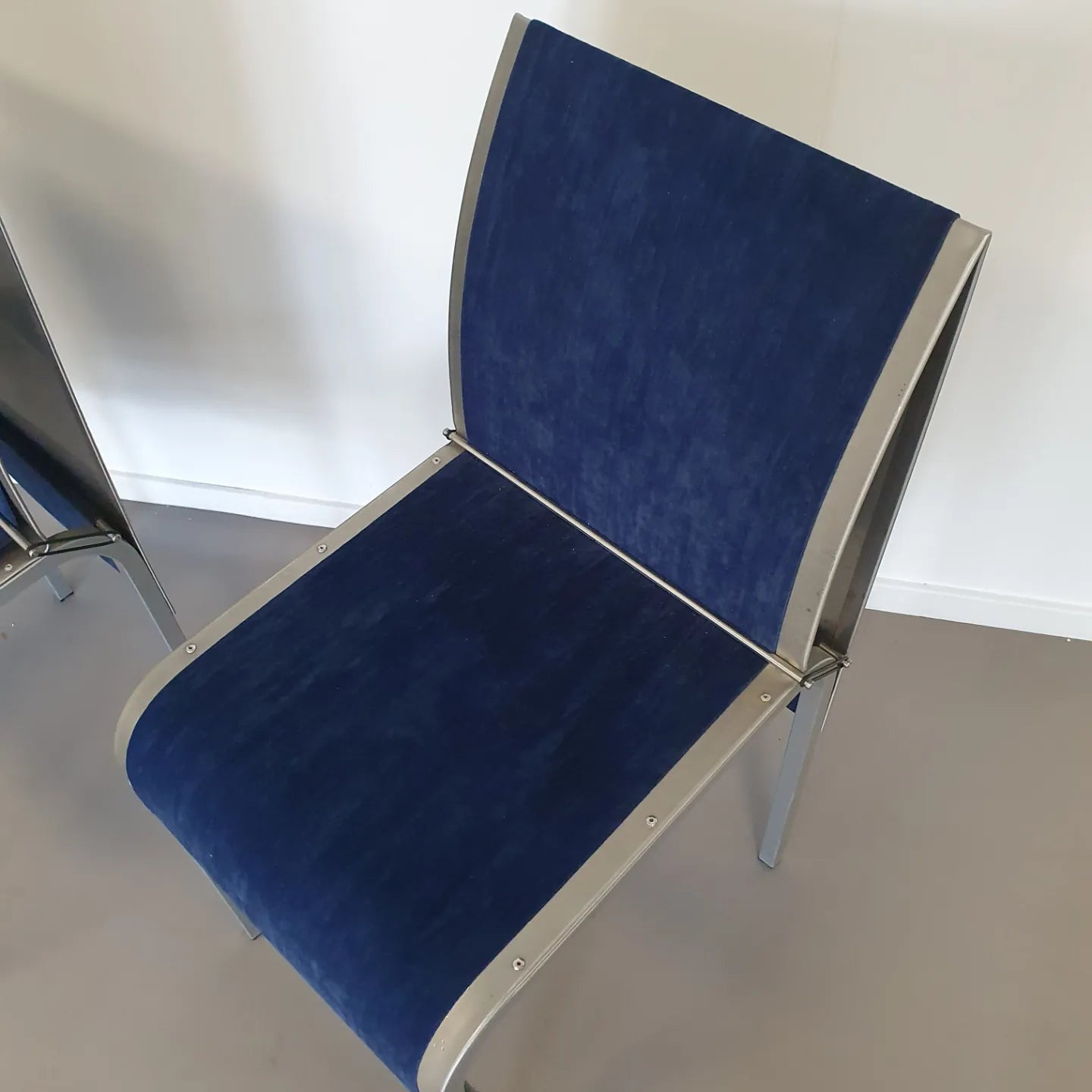 Set van 5 vintage gebogen aluminium eetkamerstoelen met 5 blauwe / 5 groene hoezen. Zeer goede staat / België 1980