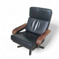 Prachtige vintage design Leolux draaifauteuil, uitgevoerd in bruin/donkerbruin/zwart leer en houten frame