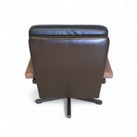 Prachtige vintage design Leolux draaifauteuil, uitgevoerd in bruin/donkerbruin/zwart leer en houten frame