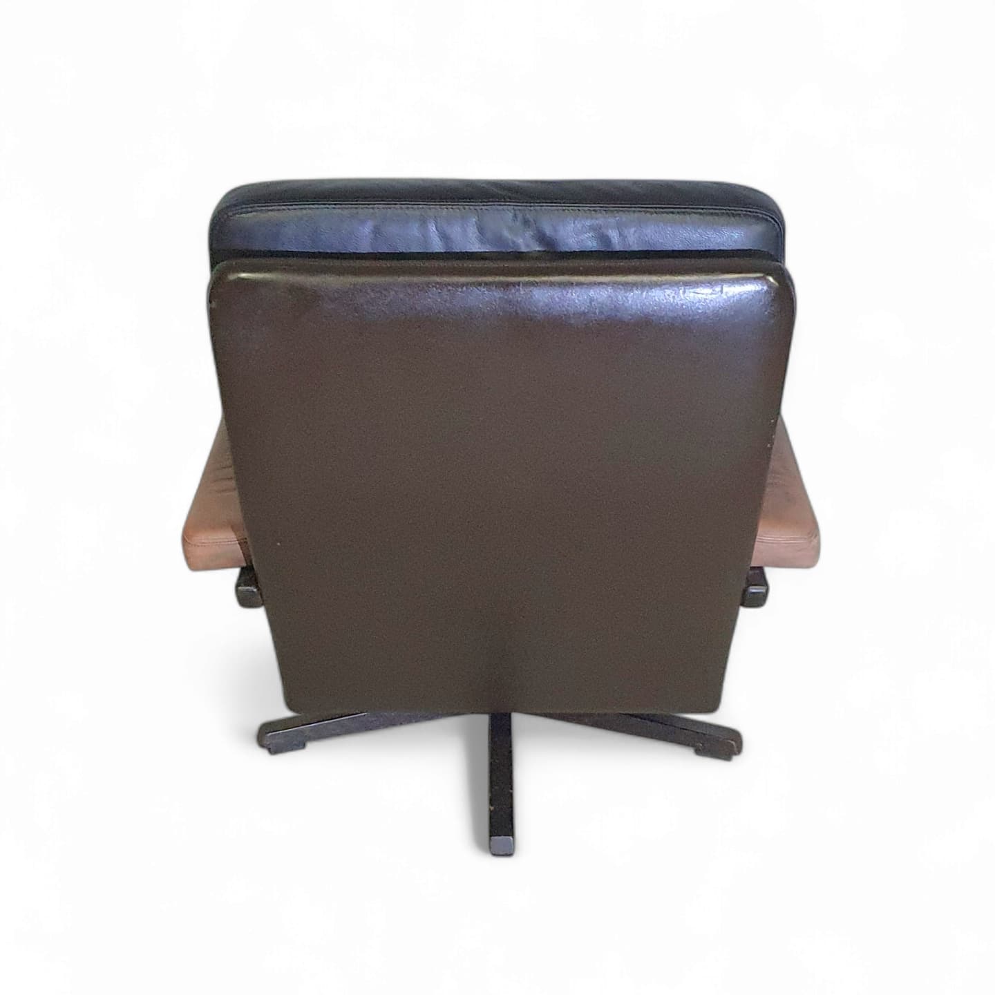 Prachtige vintage design Leolux draaifauteuil, uitgevoerd in bruin/donkerbruin/zwart leer en houten frame