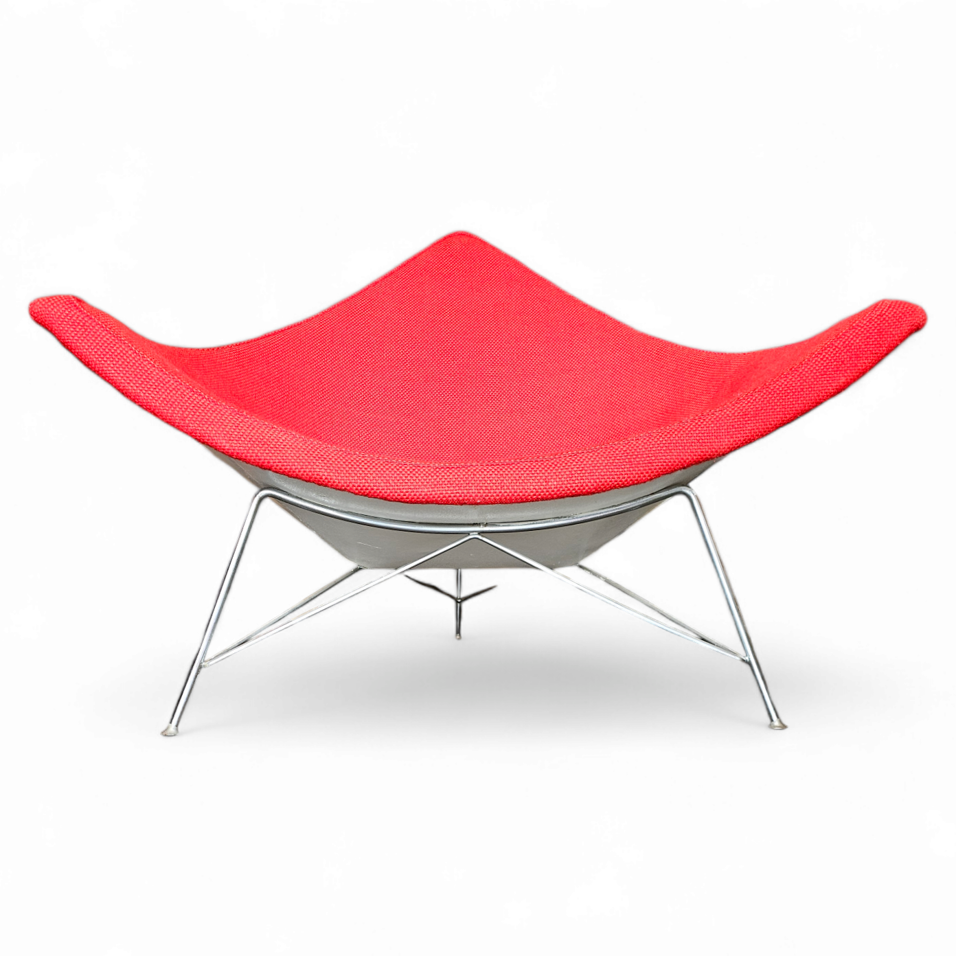 Early Model Vintage Coconut Chair by George Nelson for Herman Miller
Fiberglass shell
