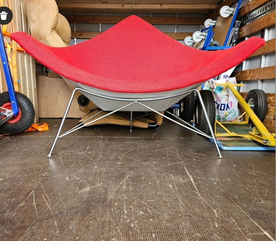 Early Model Vintage Coconut Chair by George Nelson for Herman Miller
Fiberglass shell