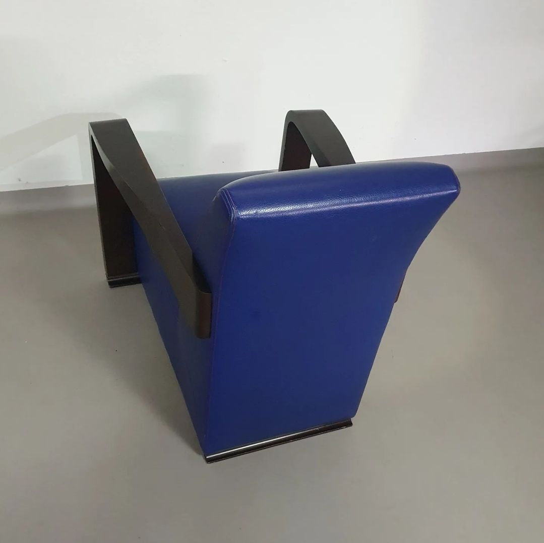 4 x Vintage Ying lounge chairs / fauteuils van Hugues Chevalier, jaren 1990. 3 x blauw / 1 x rood leer. Speciaal gemaakt in deze kleuren voor Tommy Hilfiger. Met gebruikssporen.
