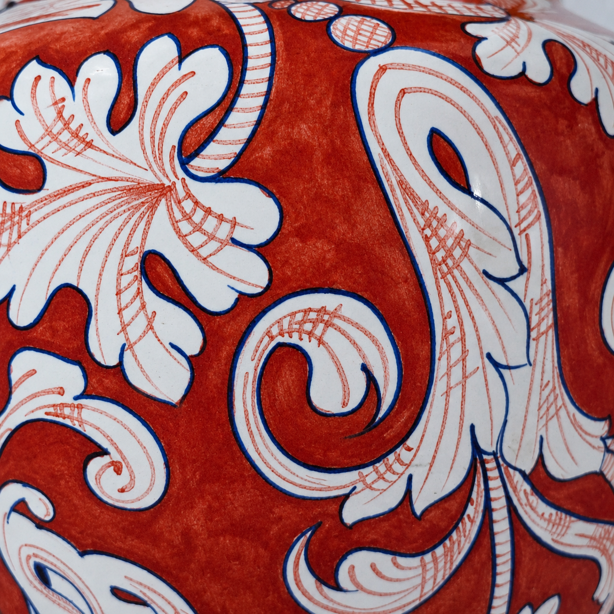 Baroque-style lamp / Decorated Sicilian ceramics / Baroque decoration on a red background