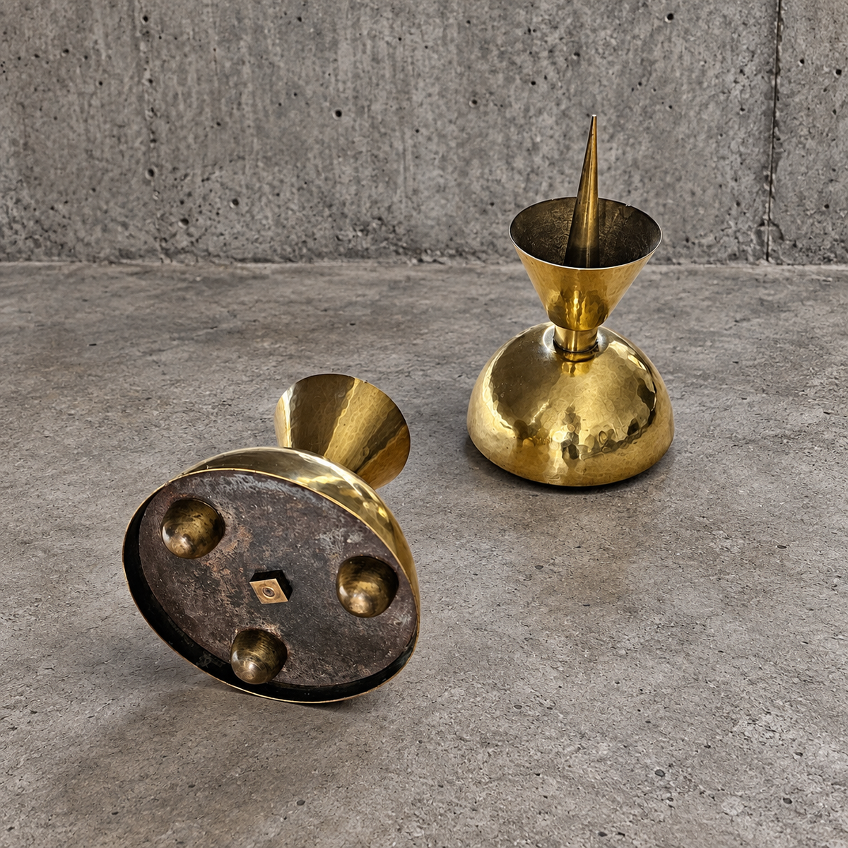 2 x Postmodern brass hammered diabolo shaped candles / height 26 cm / 1970s
