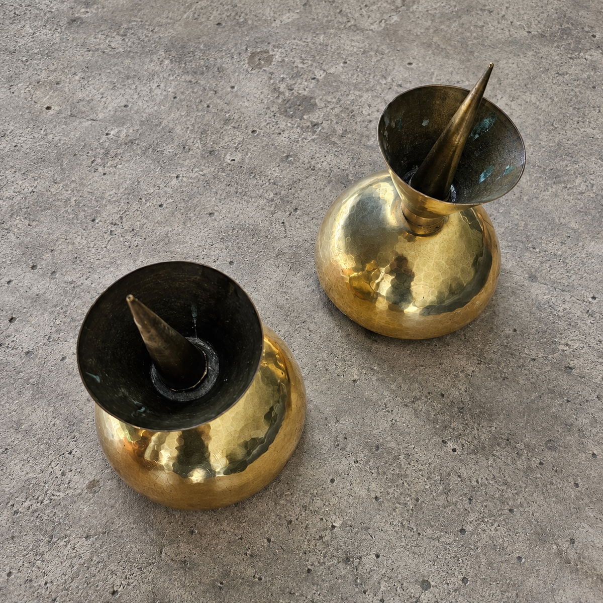 2 x Postmodern brass hammered diabolo shaped candles / height 26 cm / 1970s