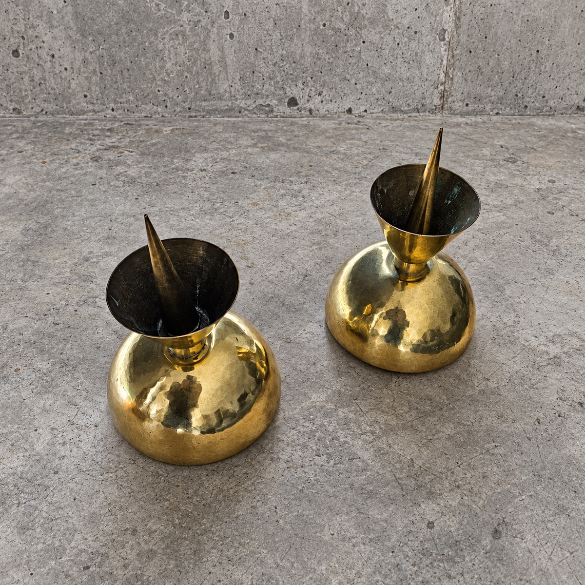 2 x Postmodern brass hammered diabolo shaped candles / height 26 cm / 1970s